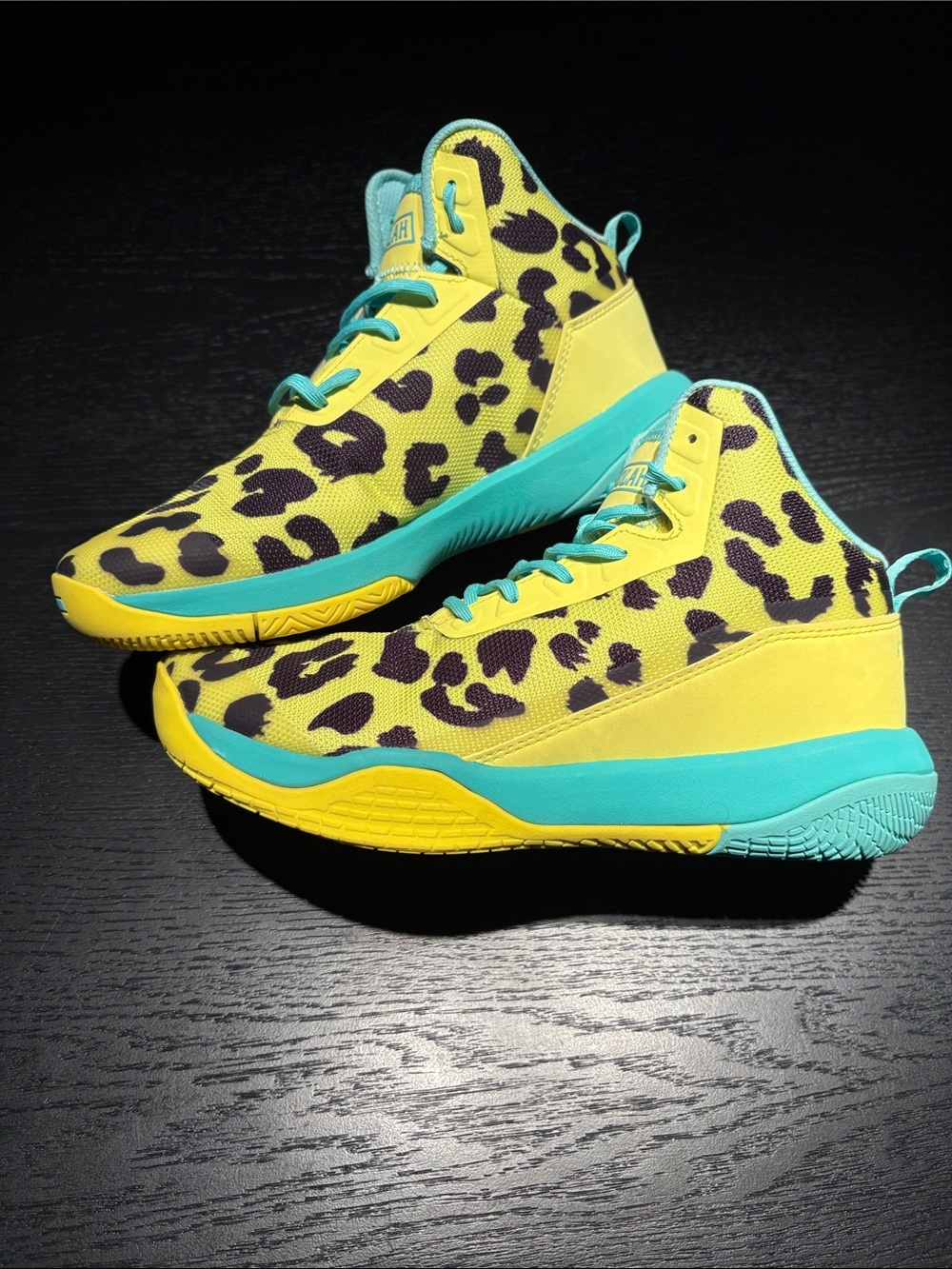 Moolah Woman’s Leopard Print Yellow & Teal Basketball size 7.5 New